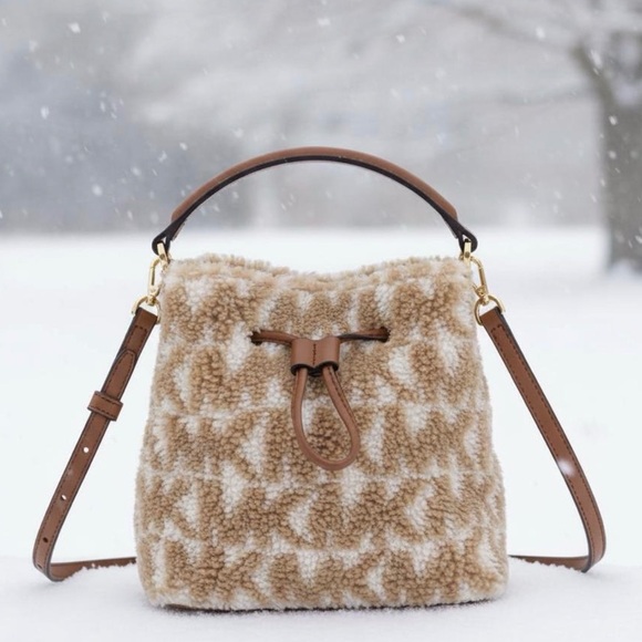 Michael Kors Handbags - Michael Kors Suri Small Bucket crossbody